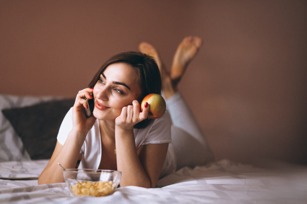 woman-bed-with-sleep wellness diet διατροφή ύπνος υγεία