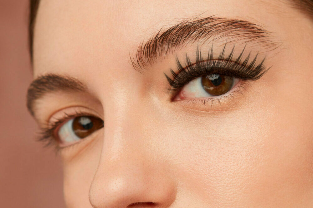 woman-with-eyelashes-extension-side-view nails4you nails4youblog βλεφαρίδες