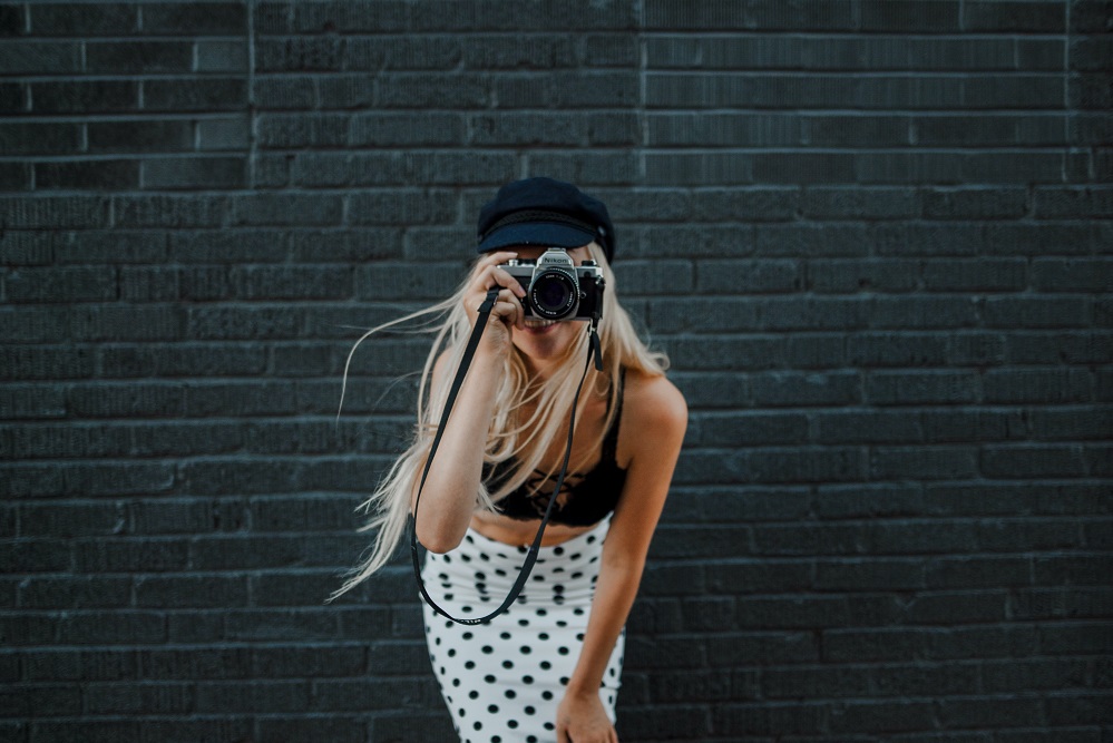 A line skirt fashion style casual dior outfits nails 4 you blog manicure pedicure evgenikos group φούστα σε άλφα γραμμή τακούνια flat shoes sneakers oxfort παπούτσια χορού νύχια ημιμόνιμο