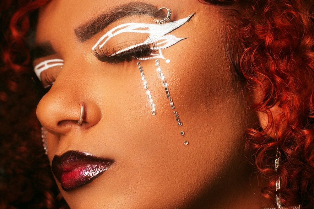 butterfly eyeliner make up trends μακιγιάζ μάτια festive σεζόν Χριστούγεννα Christmas make up λευκό μολύβι μαύρο μολύβι nails 4 you blog manicure pedicure evgenikos group Euphoria