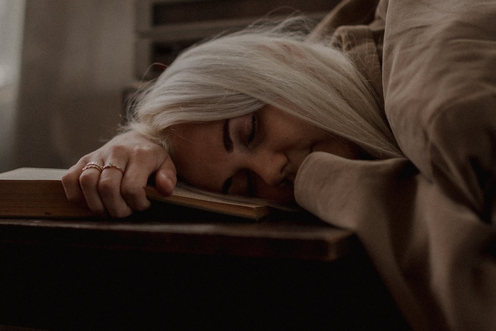 κοιμόμαστε μπρούμυτα χειροπράκτης ύπνος καρδιά αναπνοή υγεία σπονδυλική στήλη πόνος στρες άγχος σώμα μέση πονοκέφαλος νύχια ημιμόνιμο τζελ άκρυτζελ ακρυλικό τζελ manicure pedicure nails 4 you blog acrygel gel acrylic evgenikos group sleep sleeping bed headeache