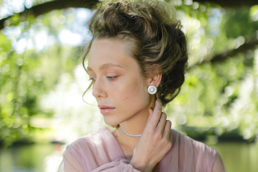 nails 4 you blog manicure pedicure evgenikos group pearl balletcore beauty coquette aesthetic μανικιούρ πεντικιούρ Old money manicure